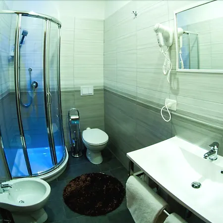 The Night בית הארחה